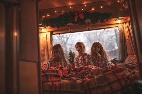 Děti Slaví Vánoční Novoroční Zimní Prázdniny Karavanu Dívky Radostné Trávit — Stock fotografie