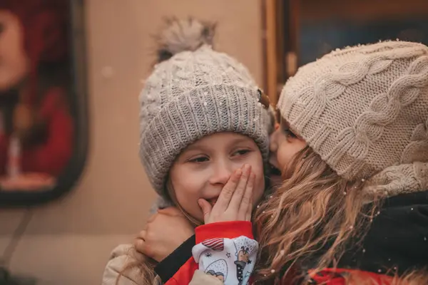 Mädchen Feiern Weihnachten Und Neujahr Freien Kleine Mädchen Verbringen Fröhliche — Stockfoto