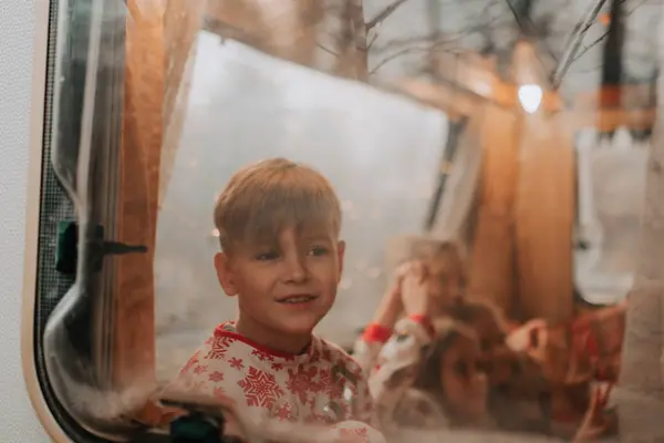 Copiii Care Sărbătoresc Crăciunul Anul Nou Sărbătorile Iarnă Așteptându Moș fotografii de stoc fără drepturi de autor