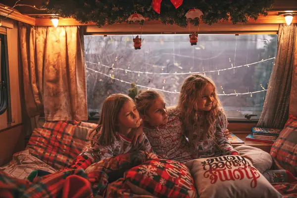 Kinderen Vieren Kerstmis Nieuwjaar Wintervakantie Seizoen Wachten Santa Camper Kinderen Rechtenvrije Stockafbeeldingen