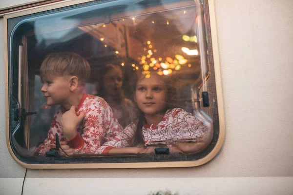 Kinder Die Weihnachten Und Neujahr Feiern Warten Wohnmobil Auf Den Stockbild