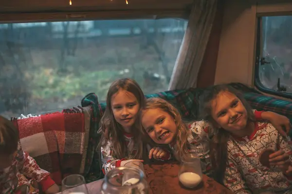 Gyerekek Ünneplik Karácsonyi Újévi Téli Ünnepek Szezonban Várja Mikulás Lakókocsiban Stock Kép