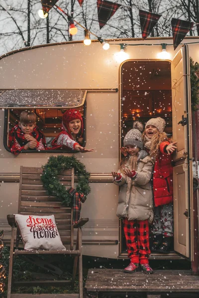 Barn Firar Jul Och Nyår Vinter Semester Säsong Utomhus Väntar Stockfoto