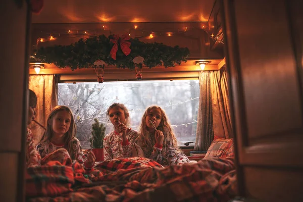 Enfants Célébrant Noël Nouvel Saison Des Vacances Hiver Camping Car Photos De Stock Libres De Droits