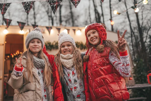 Barn Firar Jul Och Nyår Vinter Semester Säsong Utomhus Väntar Stockbild