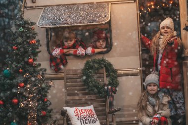 Noel 'i ve yeni yılı kutlayan çocuklar kış tatillerini dışarıda Noel Baba' yı bekleyerek geçiriyorlar. Çocuklar Xmas karavanı yakınlarında keyifle vakit geçiriyorlar. Çocukluğun tadını çıkarıyorlar.