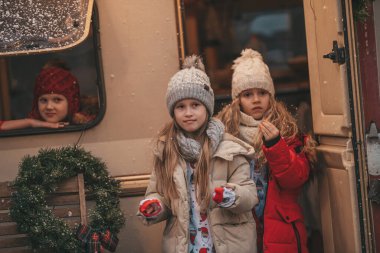 Noel 'i ve yeni yılı kutlayan çocuklar kış tatillerini dışarıda Noel Baba' yı bekleyerek geçiriyorlar. Çocuklar Xmas karavanı yakınlarında keyifle vakit geçiriyorlar. Çocukluğun tadını çıkarıyorlar.