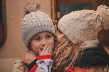 Noel 'i ve yeni yılı kutlayan kızlar kış tatili sezonunu karavanda geçirirler. Küçük kızlar birlikte keyifle vakit geçiriyorlar. Xmas karavanında kulağına sırlar fısıldıyorlar. Çocukluğun tadını çıkarıyorlar.