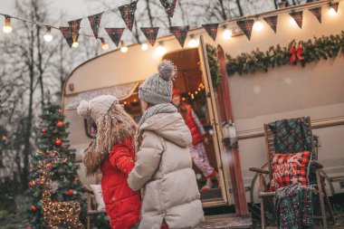 Noel 'i ve yeni yılı kutlayan çocuklar kış tatillerini dışarıda Noel Baba' yı bekleyerek geçiriyorlar. Çocuklar Xmas karavanı yakınlarında keyifle vakit geçiriyorlar. Çocukluğun tadını çıkarıyorlar.