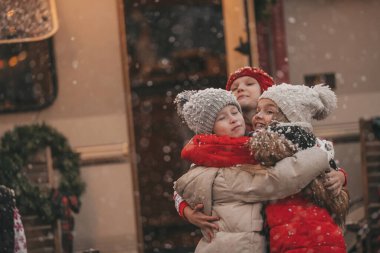 Noel 'i ve yeni yılı kutlayan çocuklar kış tatillerini dışarıda Noel Baba' yı bekleyerek geçiriyorlar. Çocuklar Xmas karavanı yakınlarında keyifle vakit geçiriyorlar. Çocukluğun tadını çıkarıyorlar.