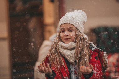 Noel 'i ve yeni yılı kutlayan küçük bir kız dışarıda Noel Baba' nın Noel karavanının yanında bekliyor ve çocukluğun tadını çıkarıyor.