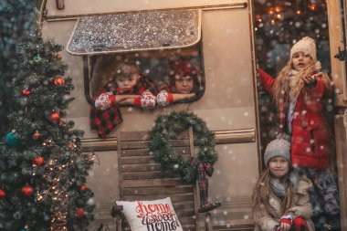 Noel 'i ve yeni yılı kutlayan çocuklar kış tatillerini dışarıda Noel Baba' yı bekleyerek geçiriyorlar. Çocuklar Xmas karavanı yakınlarında keyifle vakit geçiriyorlar. Çocukluğun tadını çıkarıyorlar.