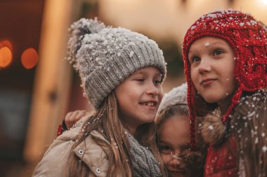 Noel 'i ve yeni yılı kutlayan çocuklar kış tatillerini dışarıda Noel Baba' yı bekleyerek geçiriyorlar. Çocuklar Xmas karavanı yakınlarında keyifle vakit geçiriyorlar. Çocukluğun tadını çıkarıyorlar.