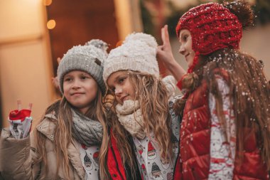 Noel 'i ve yeni yılı kutlayan çocuklar kış tatillerini dışarıda Noel Baba' yı bekleyerek geçiriyorlar. Çocuklar Xmas karavanı yakınlarında keyifle vakit geçiriyorlar. Çocukluğun tadını çıkarıyorlar.