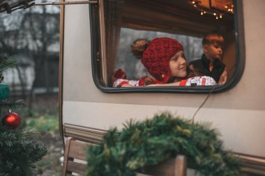 Noel 'i ve yeni yılı kutlayan çocuklar Noel Baba' yı kampta bekliyorlar..