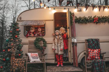 Noel 'i ve yeni yılı kutlayan çocuklar kış tatillerini dışarıda Noel Baba' yı bekleyerek geçiriyorlar. Çocuklar Xmas karavanı yakınlarında keyifle vakit geçiriyorlar. Çocukluğun tadını çıkarıyorlar.