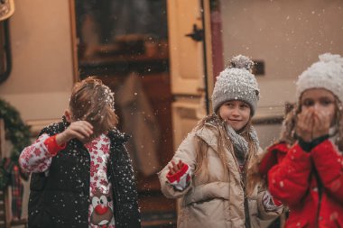 Noel 'i ve yeni yılı kutlayan çocuklar kış tatillerini dışarıda Noel Baba' yı bekleyerek geçiriyorlar. Çocuklar Xmas karavanı yakınlarında keyifle vakit geçiriyorlar. Çocukluğun tadını çıkarıyorlar.