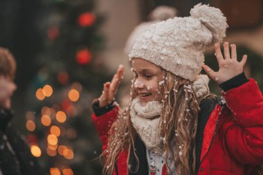 Noel 'i ve yeni yılı kutlayan çocuklar kış tatillerini dışarıda Noel Baba' yı bekleyerek geçiriyorlar. Çocuklar Xmas karavanı yakınlarında keyifle vakit geçiriyorlar. Çocukluğun tadını çıkarıyorlar.