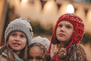 Noel 'i ve yeni yılı kutlayan çocuklar kış tatillerini dışarıda Noel Baba' yı bekleyerek geçiriyorlar. Çocuklar Xmas karavanı yakınlarında keyifle vakit geçiriyorlar. Çocukluğun tadını çıkarıyorlar.