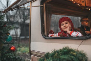 Noel 'i ve yeni yılı kutlayan çocuklar Noel Baba' yı bekliyor. Çocuklar Xmas karavanında keyifle vakit geçiriyorlar. Çocukluğun tadını çıkarıyorlar.