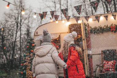 Noel 'i ve yeni yılı kutlayan çocuklar kış tatillerini dışarıda Noel Baba' yı bekleyerek geçiriyorlar. Çocuklar Xmas karavanı yakınlarında keyifle vakit geçiriyorlar. Çocukluğun tadını çıkarıyorlar.