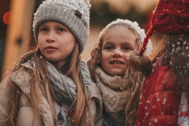 Noel 'i ve yeni yılı kutlayan çocuklar kış tatillerini dışarıda Noel Baba' yı bekleyerek geçiriyorlar. Çocuklar Xmas karavanı yakınlarında keyifle vakit geçiriyorlar. Çocukluğun tadını çıkarıyorlar.