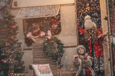 Noel 'i ve yeni yılı kutlayan çocuklar kış tatillerini dışarıda Noel Baba' yı bekleyerek geçiriyorlar. Çocuklar Xmas karavanı yakınlarında keyifle vakit geçiriyorlar. Çocukluğun tadını çıkarıyorlar.