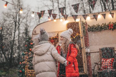 Noel 'i ve yeni yılı kutlayan çocuklar kış tatillerini dışarıda Noel Baba' yı bekleyerek geçiriyorlar. Çocuklar Xmas karavanı yakınlarında keyifle vakit geçiriyorlar. Çocukluğun tadını çıkarıyorlar.