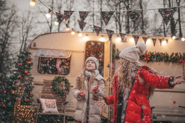 Noel 'i ve yeni yılı kutlayan çocuklar kış tatillerini dışarıda Noel Baba' yı bekleyerek geçiriyorlar. Çocuklar Xmas karavanı yakınlarında keyifle vakit geçiriyorlar. Çocukluğun tadını çıkarıyorlar.