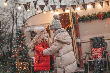 Noel 'i ve yeni yılı kutlayan çocuklar kış tatillerini dışarıda Noel Baba' yı bekleyerek geçiriyorlar. Çocuklar Xmas karavanı yakınlarında keyifle vakit geçiriyorlar. Çocukluğun tadını çıkarıyorlar.