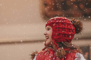 Noel 'i ve yeni yılı kutlayan küçük bir kız dışarıda Noel Baba' nın Noel karavanının yanında bekliyor ve çocukluğun tadını çıkarıyor.