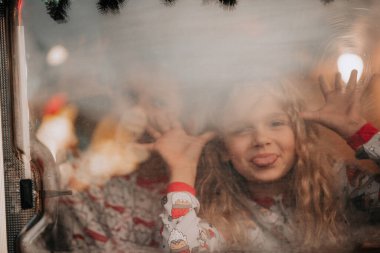 Noel 'i ve yeni yılı kutlayan çocuklar Noel Baba' yı kampta bekliyorlar. Çocuklar birlikte zaman geçiriyorlar. Somurtuyorlar, süt içiyorlar. Xmas karavanında şeker ve kurabiyelerin tadını çıkarıyorlar.