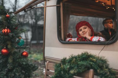 Noel 'i ve yeni yılı kutlayan çocuklar Noel Baba' yı kampta bekliyorlar. Çocuklar birlikte zaman geçiriyorlar. Somurtuyorlar, süt içiyorlar. Xmas karavanında şeker ve kurabiyelerin tadını çıkarıyorlar.