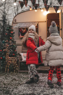 Noel 'i ve yeni yılı kutlayan çocuklar kış tatillerini dışarıda Noel Baba' yı bekleyerek geçiriyorlar. Çocuklar Xmas karavanı yakınlarında keyifle vakit geçiriyorlar. Çocukluğun tadını çıkarıyorlar.