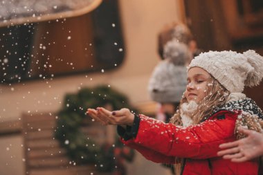 Noel 'i ve yeni yılı kutlayan çocuklar kış tatillerini dışarıda Noel Baba' yı bekleyerek geçiriyorlar. Çocuklar Xmas karavanı yakınlarında keyifle vakit geçiriyorlar. Çocukluğun tadını çıkarıyorlar.