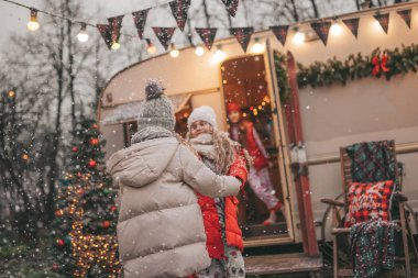 Noel 'i ve yeni yılı kutlayan çocuklar kış tatillerini dışarıda Noel Baba' yı bekleyerek geçiriyorlar. Çocuklar Xmas karavanı yakınlarında keyifle vakit geçiriyorlar. Çocukluğun tadını çıkarıyorlar.