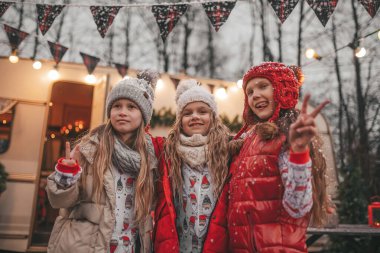 Noel 'i ve yeni yılı kutlayan çocuklar kış tatillerini dışarıda Noel Baba' yı bekleyerek geçiriyorlar. Çocuklar Xmas karavanı yakınlarında keyifle vakit geçiriyorlar. Çocukluğun tadını çıkarıyorlar.
