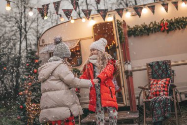 Noel 'i ve yeni yılı kutlayan çocuklar kış tatillerini dışarıda Noel Baba' yı bekleyerek geçiriyorlar. Çocuklar Xmas karavanı yakınlarında keyifle vakit geçiriyorlar. Çocukluğun tadını çıkarıyorlar.