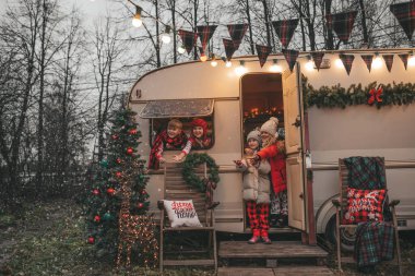 Noel 'i ve yeni yılı kutlayan çocuklar kış tatillerini dışarıda Noel Baba' yı bekleyerek geçiriyorlar. Çocuklar Xmas karavanı yakınlarında keyifle vakit geçiriyorlar. Çocukluğun tadını çıkarıyorlar.