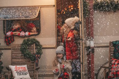 Noel 'i ve yeni yılı kutlayan çocuklar kış tatillerini dışarıda Noel Baba' yı bekleyerek geçiriyorlar. Çocuklar Xmas karavanı yakınlarında keyifle vakit geçiriyorlar. Çocukluğun tadını çıkarıyorlar.