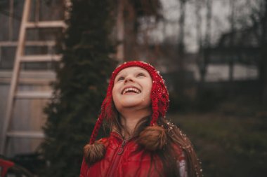 Noel 'i ve Yeni Yıl tatilini kutlayan kız dışarıda Noel Baba' yı bekliyor Xmas karavanının yanında çocukluğun tadını çıkarıyor.