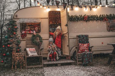 Noel 'i ve yeni yılı kutlayan çocuklar kış tatillerini dışarıda Noel Baba' yı bekleyerek geçiriyorlar. Çocuklar Xmas karavanı yakınlarında keyifle vakit geçiriyorlar. Çocukluğun tadını çıkarıyorlar.