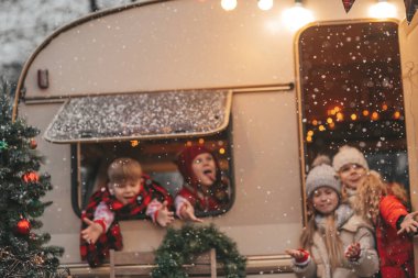 Noel 'i ve yeni yılı kutlayan çocuklar kış tatillerini dışarıda Noel Baba' yı bekleyerek geçiriyorlar. Çocuklar Xmas karavanı yakınlarında keyifle vakit geçiriyorlar. Çocukluğun tadını çıkarıyorlar.