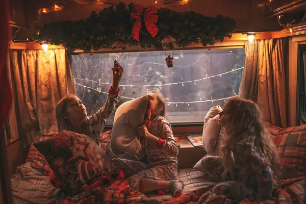 Samice Dzieci Świętują Boże Narodzenie Nowy Rok Sezon Zimowych Wakacji — Zdjęcie stockowe