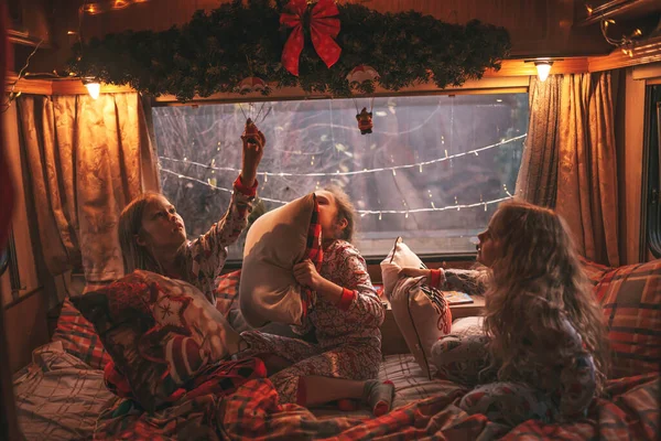 Ženy Děti Slaví Vánoce Nový Rok Zimní Prázdniny Karavanu Aktivní — Stock fotografie