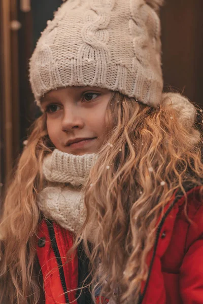Μικρό Κορίτσι Γιορτάζει Χριστούγεννα Και Νέο Έτος Χειμερινές Διακοπές Σεζόν — Φωτογραφία Αρχείου