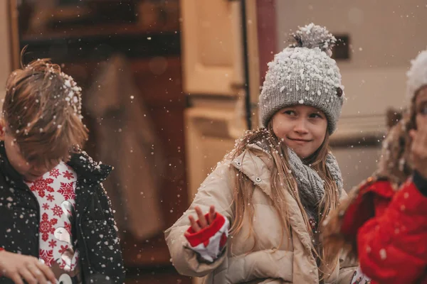 Παιδιά Γιορτάζουν Χριστούγεννα Και Την Πρωτοχρονιά Χειμερινές Διακοπές Σεζόν Εξωτερική — Φωτογραφία Αρχείου