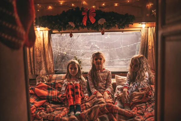 Enfants Célébrant Noël Nouvel Saison Des Vacances Hiver Camping Car — Photo
