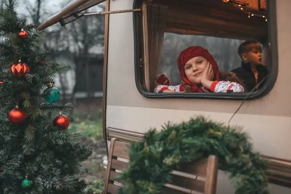 孩子们在营地等圣诞老人 庆祝圣诞节和新年寒假 孩子们在一起喝牛奶 吃着糖果 吃着饼干 在圣诞节的拖车里 — 图库照片