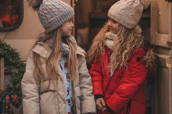 Noel 'i ve yeni yılı kutlayan çocuklar kış tatillerini dışarıda Noel Baba' yı bekleyerek geçiriyorlar. Çocuklar Xmas karavanı yakınlarında keyifle vakit geçiriyorlar. Çocukluğun tadını çıkarıyorlar.